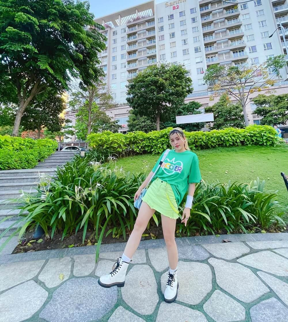 Linh barbie năng động trong bộ đồ dạo phố