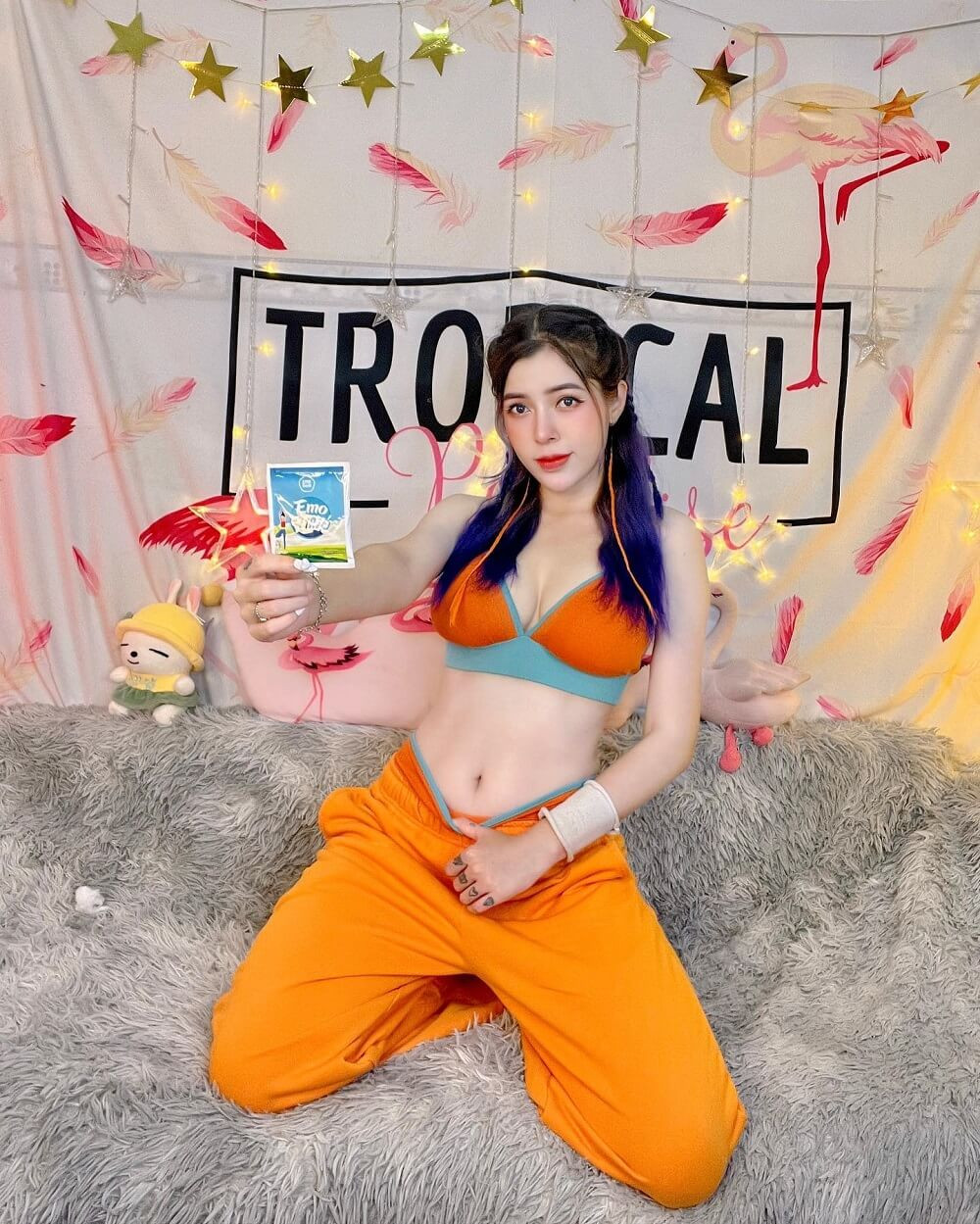 Linh Barbie tạo dáng đáng yêu