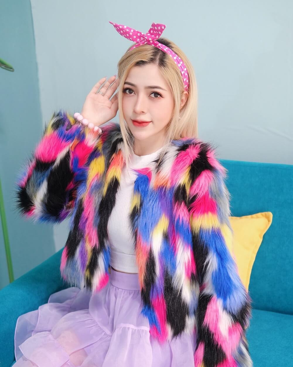 Linh barbie dễ thương trong bộ đồ sặc sỡ sắc màu