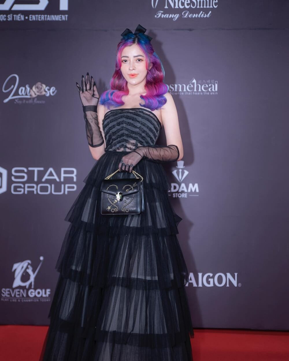 Linh barbie lộng lẫy nhưng vẫn cute với mái tóc của mình