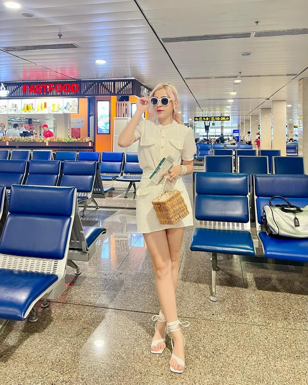 Linh Barbie xinh đẹp quyến rũ checkin ở sân bay