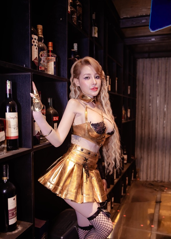Ngân 98 bikini hai mảnh màu đỏ