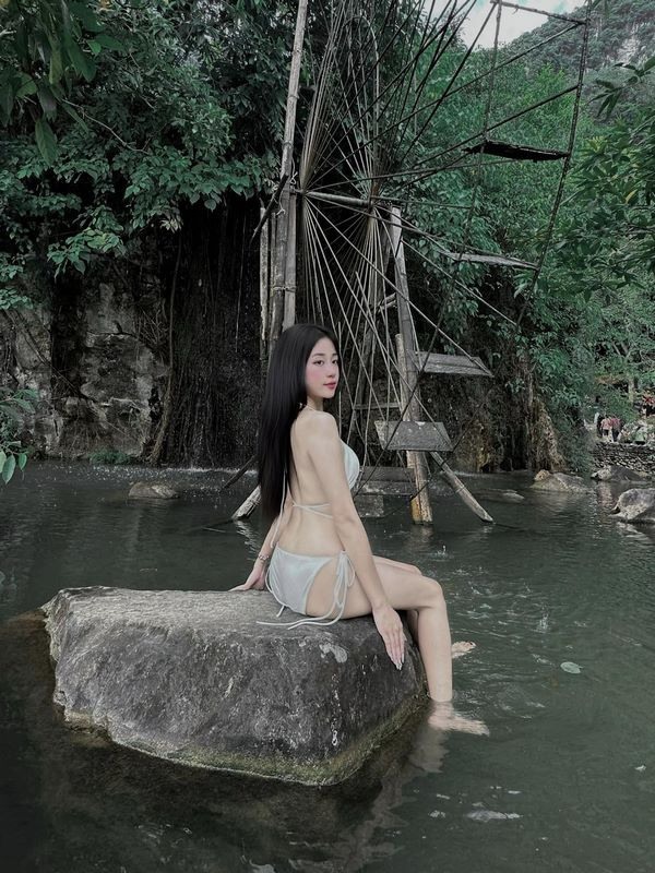 alt: Nguyễn Trà My diện bikini màu trắng tinh khôi