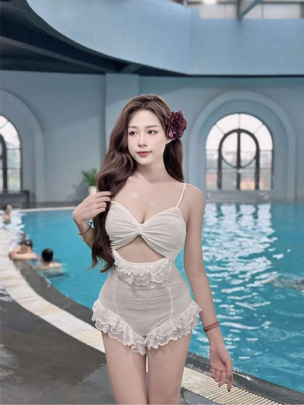 alt: Nguyễn Trà My khoe vẻ đẹp quyến rũ trên bãi biển