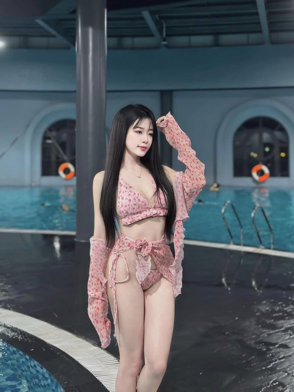 alt: Nguyễn Trà My tự tin tạo dáng trong bộ bikini