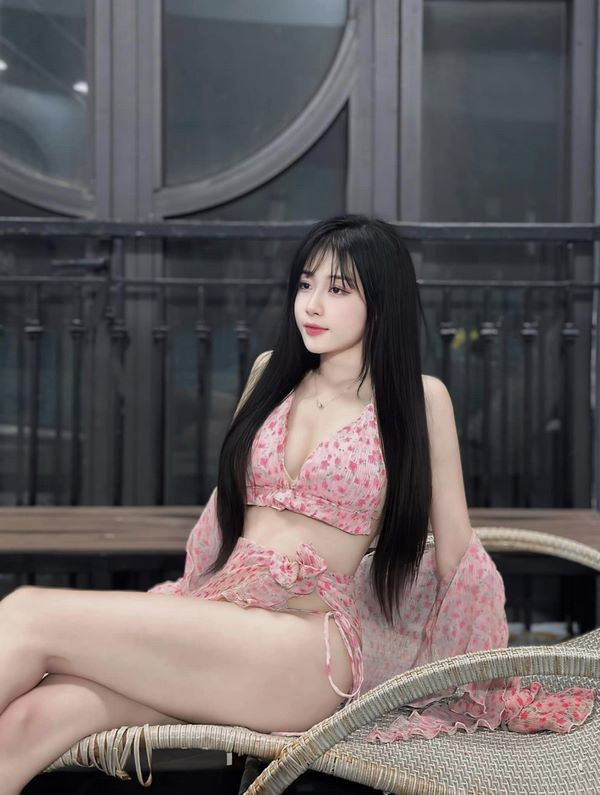alt: Nguyễn Trà My tươi cười rạng rỡ trên bãi biển
