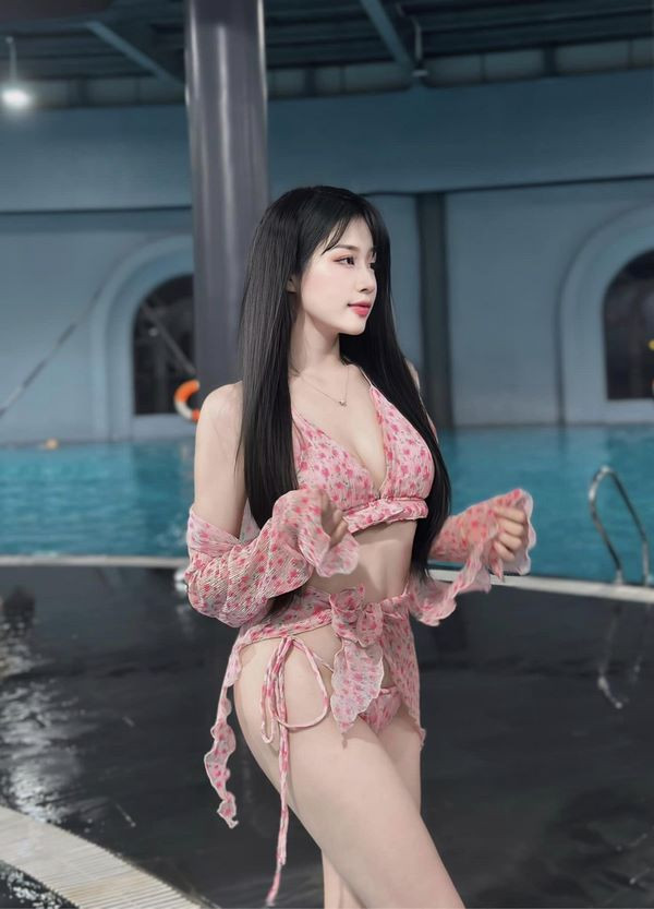 alt: Nguyễn Trà My khoe dáng nuột nà trong bộ bikini hai mảnh