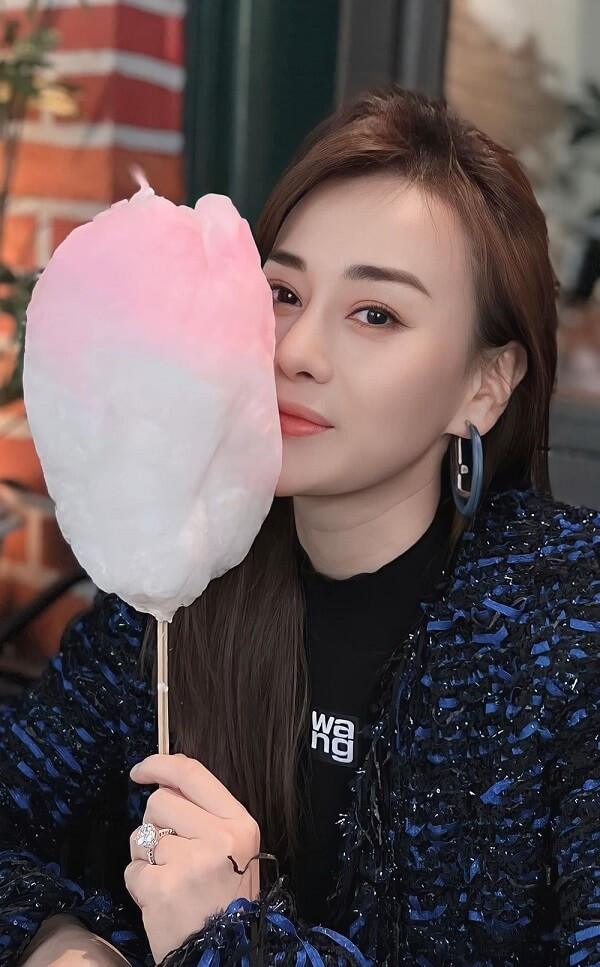 Phương Oanh với nụ cười tỏa nắng